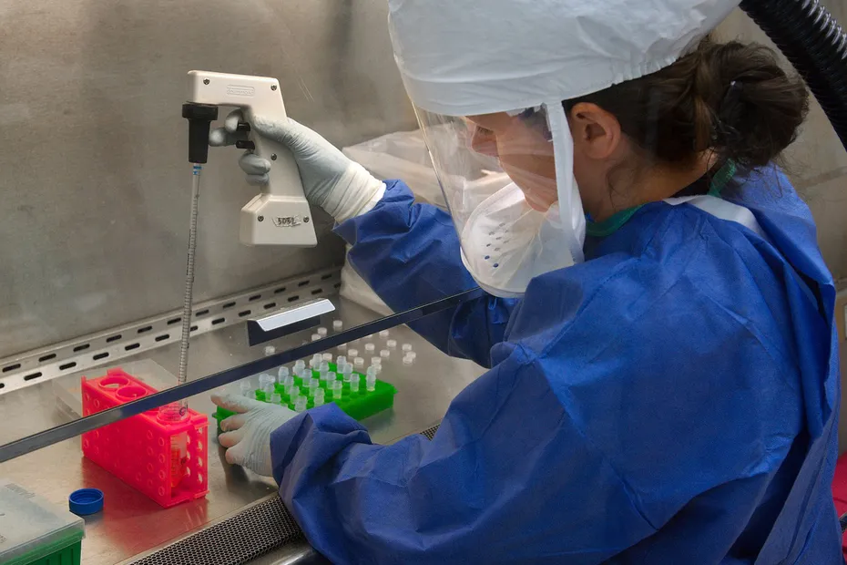 microbiologist-1332376_1280.jpg